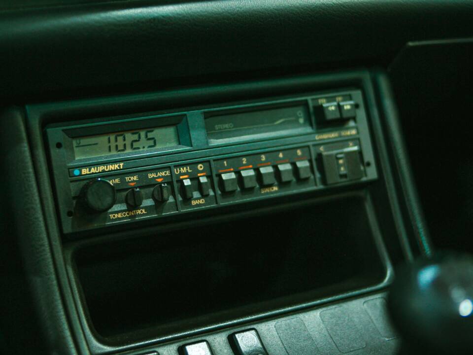 Image 37/45 of Porsche 944 S2 (1989)