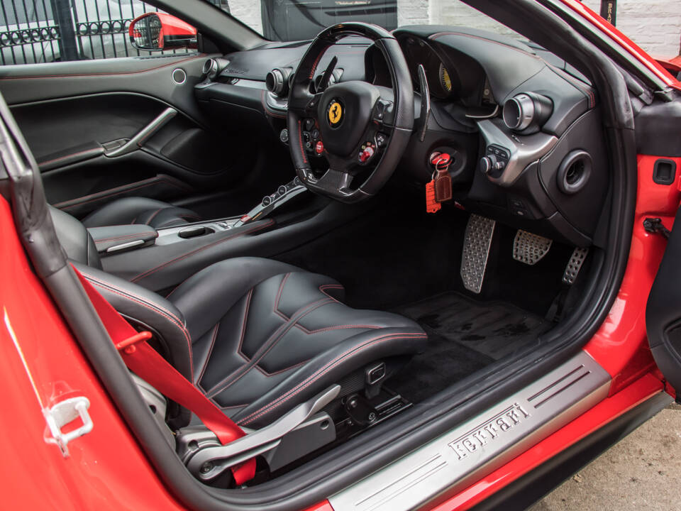 Image 13/17 de Ferrari F12berlinetta (2016)