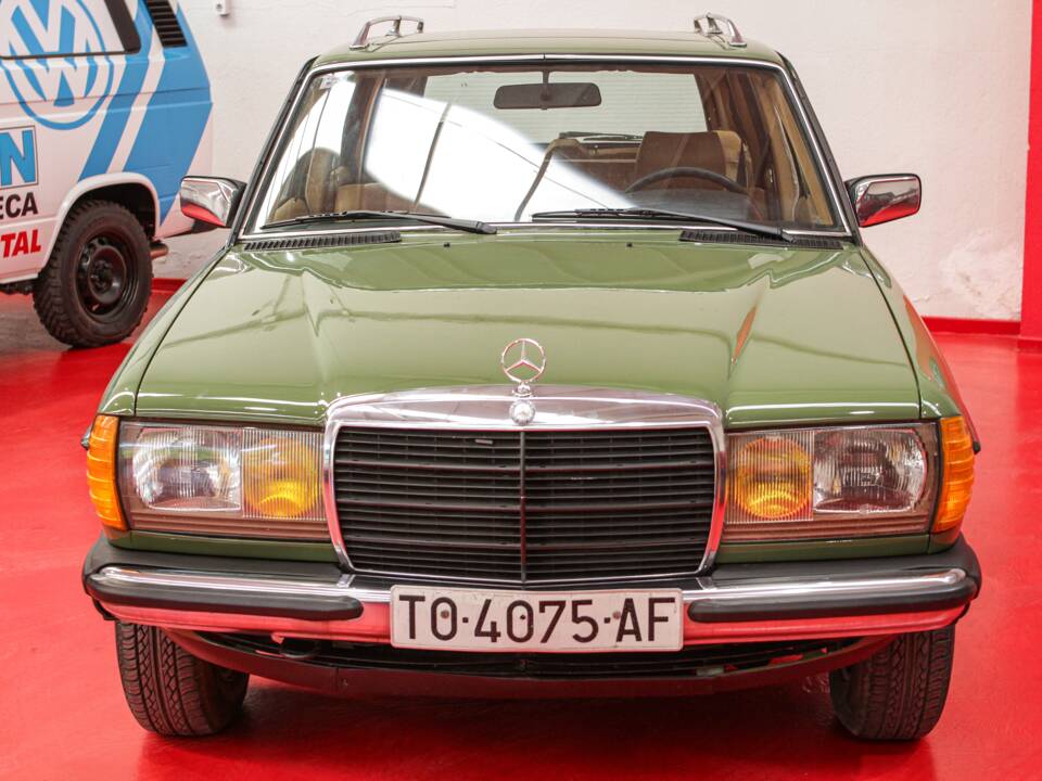 Bild 2/54 von Mercedes-Benz 250 T (1979)