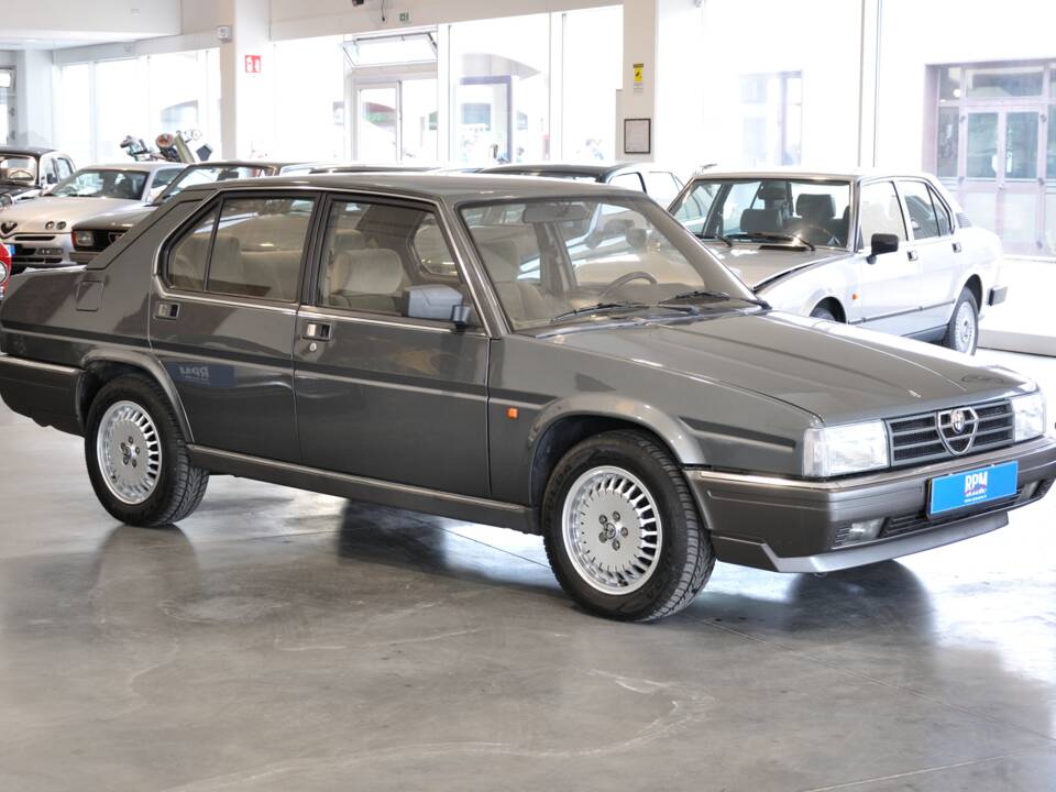 Bild 9/21 von Alfa Romeo 90 2.5 Quadrifoglio Oro (1985)