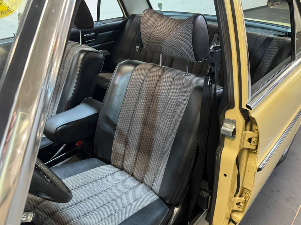 Immagine 22/35 di Mercedes-Benz 200 (1975)