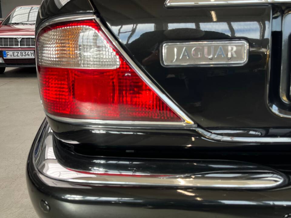 Image 34/50 of Jaguar XJ 8 Sovereign (2000)