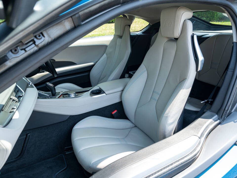 Image 28/33 of BMW i8 Coupé (2015)