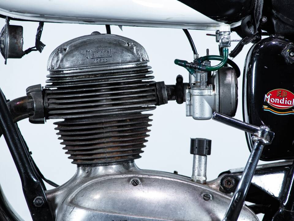 Image 21/50 of Mondial 125 (1961)