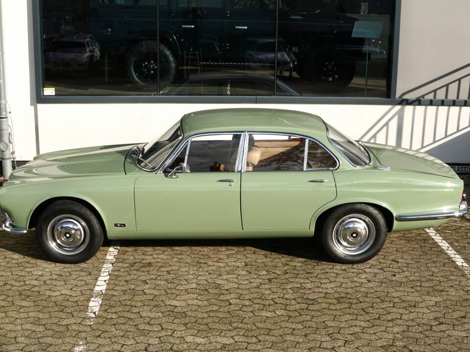 Image 3/30 of Jaguar XJ 6 4.2 (1970)