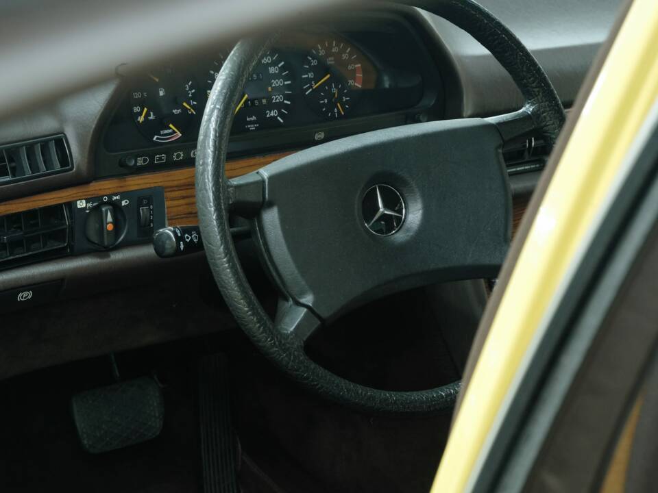 Bild 37/50 von Mercedes-Benz 380 SE (1983)