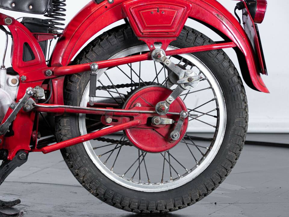 Image 17/50 de Moto Guzzi 250 SS (1950)