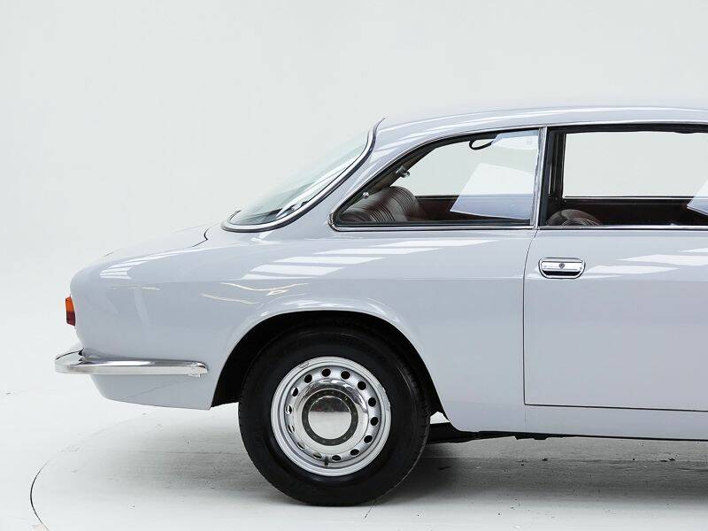 Bild 13/15 von Alfa Romeo Giulia 1300 GT Junior (1971)