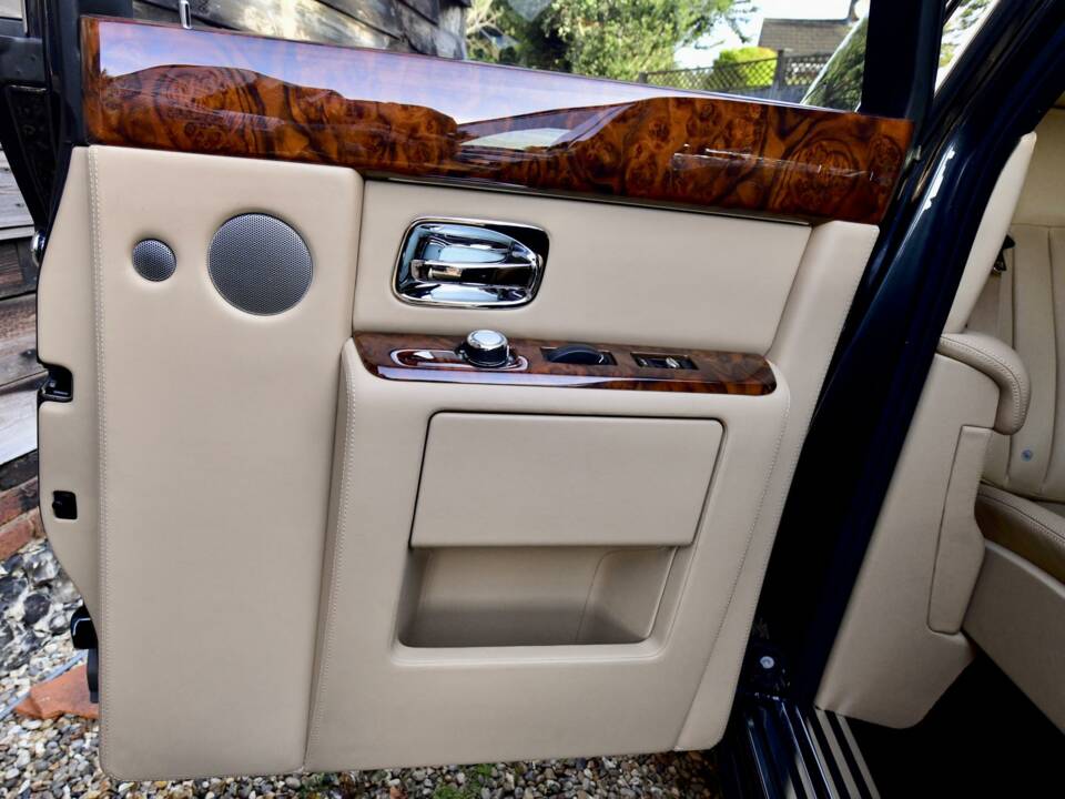 Image 30/50 of Rolls-Royce Phantom VII (2010)