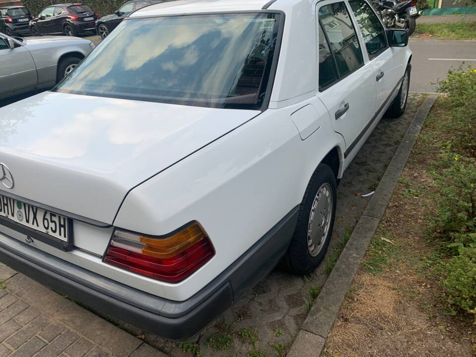 Image 9/18 of Mercedes-Benz 230 E (1987)