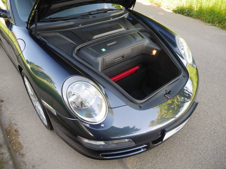 Image 25/33 of Porsche 911 Carrera S (2005)