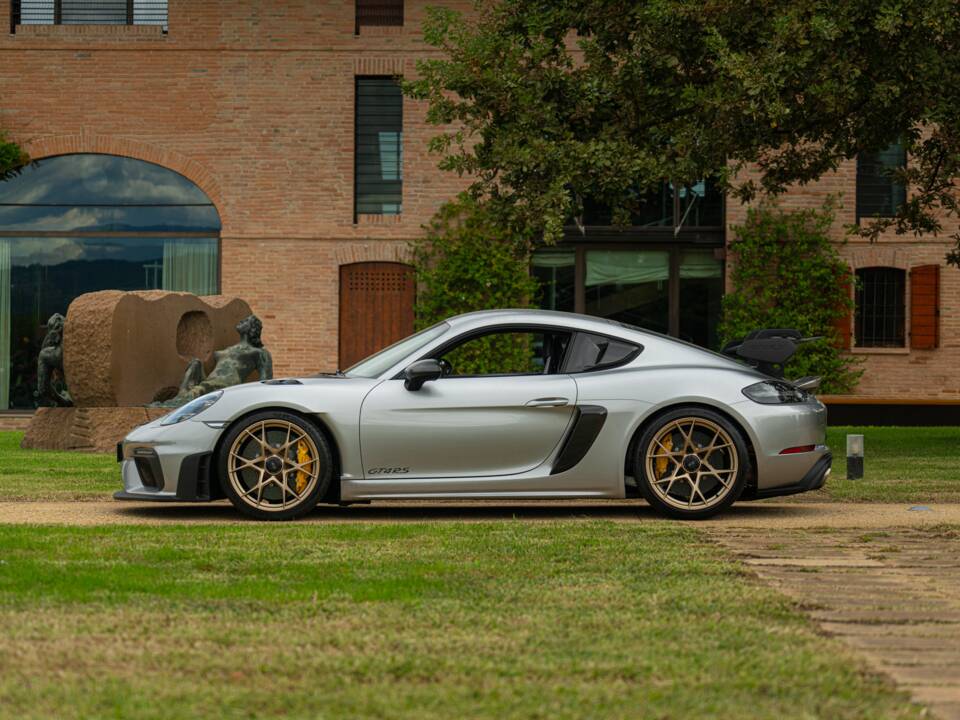 Image 7/100 of Porsche 718 Cayman GT4 RS Weissach (2024)