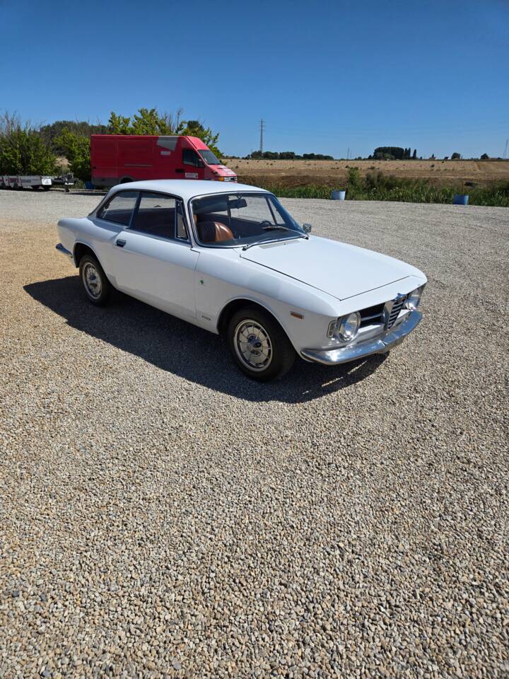 Image 4/84 of Alfa Romeo Giulia GT 1300 Junior (1968)