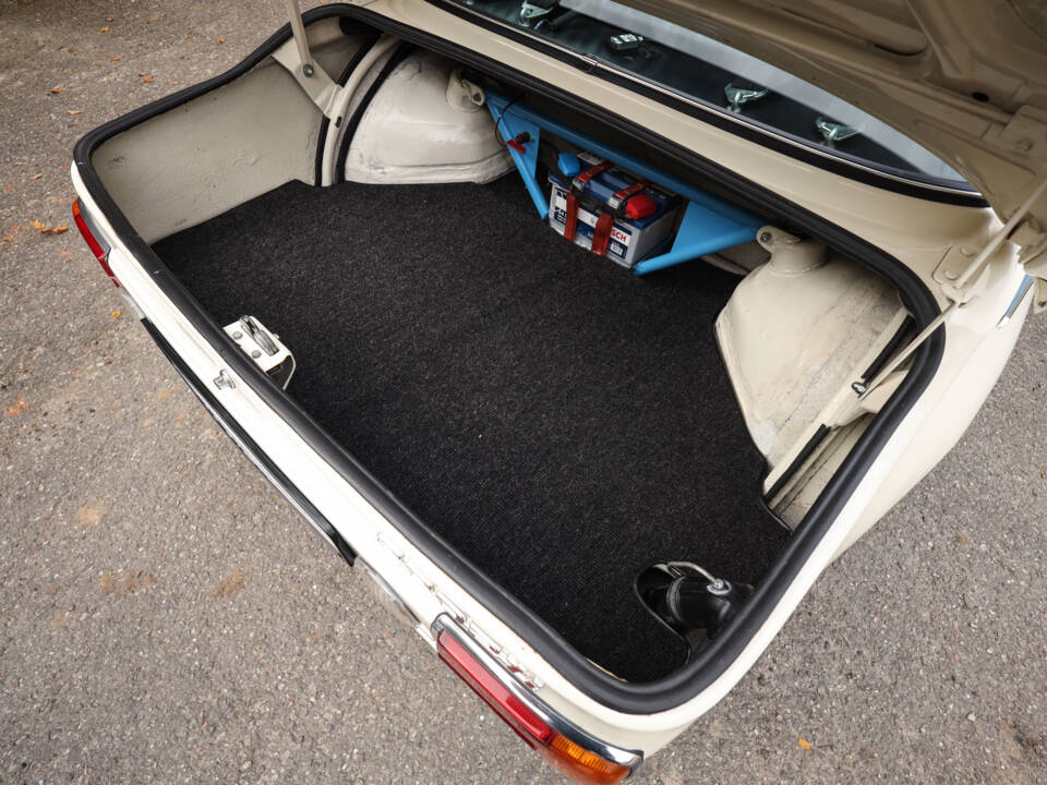 Image 31/80 de BMW 2002 (1975)