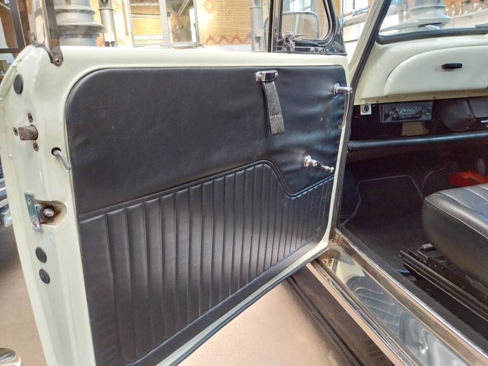 Immagine 13/29 di Morris Minor 1000 Traveller (1968)