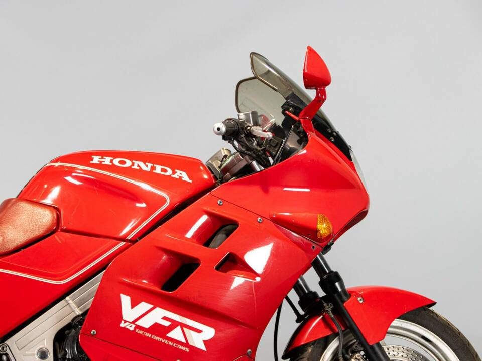 Image 32/50 of Honda VFR 750R RC 30 (1988)