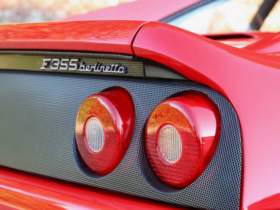Image 14/50 de Ferrari F 355 Berlinetta (1996)