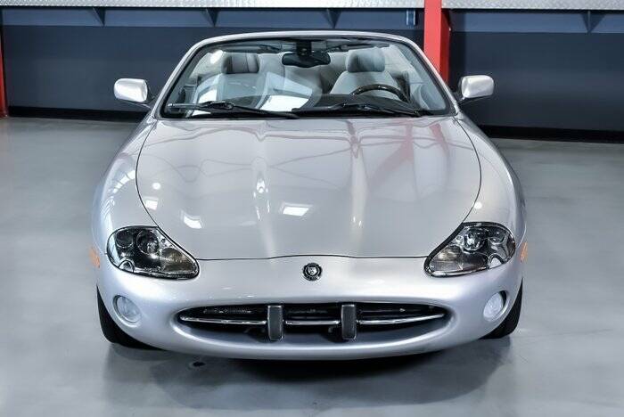 Image 2/7 de Jaguar XK8 4.2 (2003)