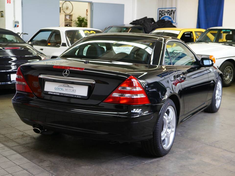 Immagine 13/44 di Mercedes-Benz SLK 230 Kompressor (2003)