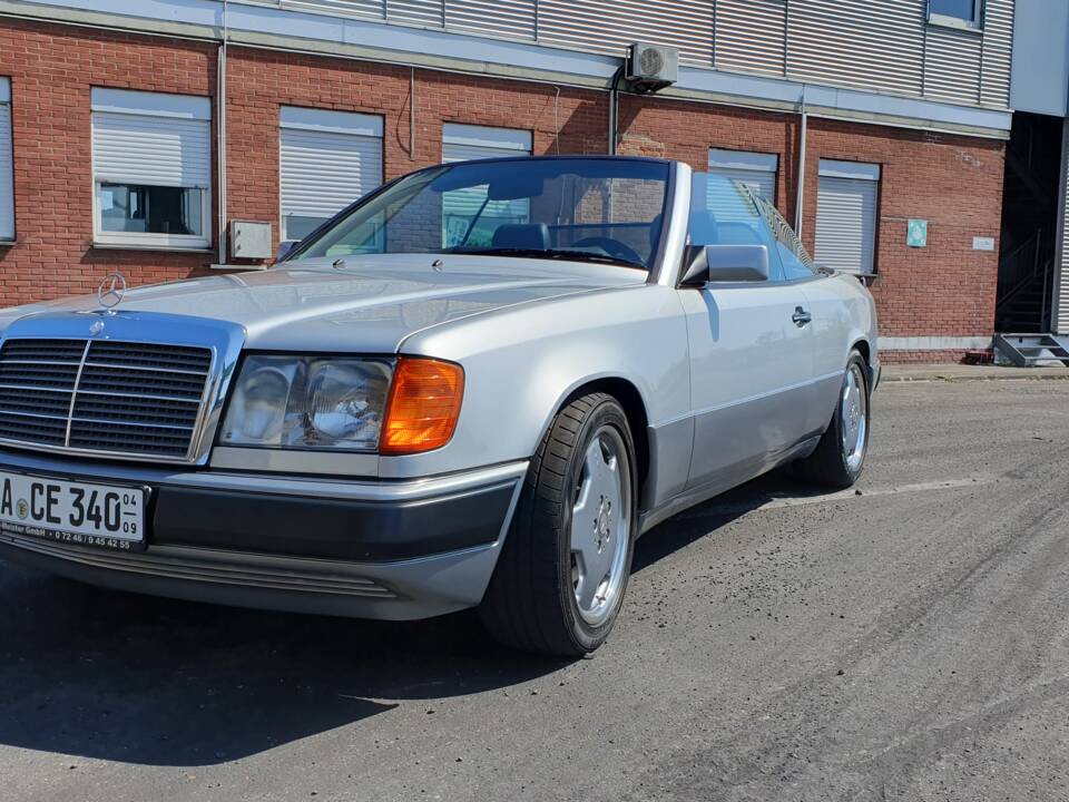 Imagen 31/94 de Mercedes-Benz 300 CE-24 3.4 AMG (1992)