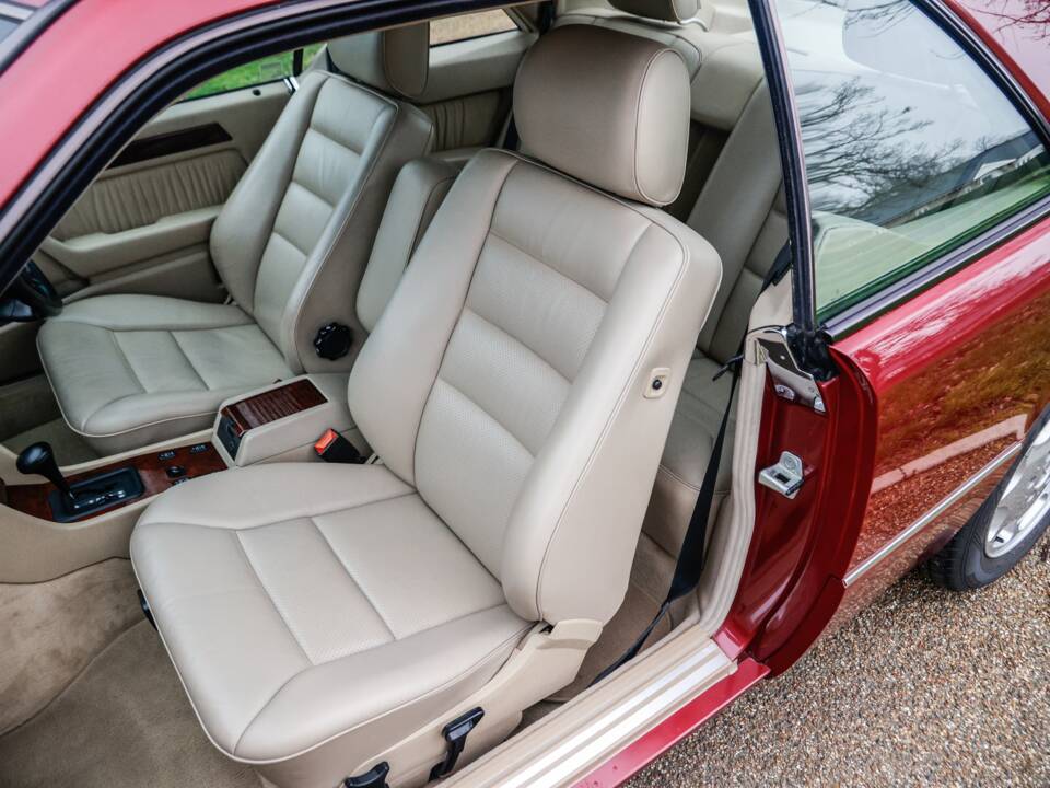 Immagine 33/47 di Mercedes-Benz E 220 (1995)