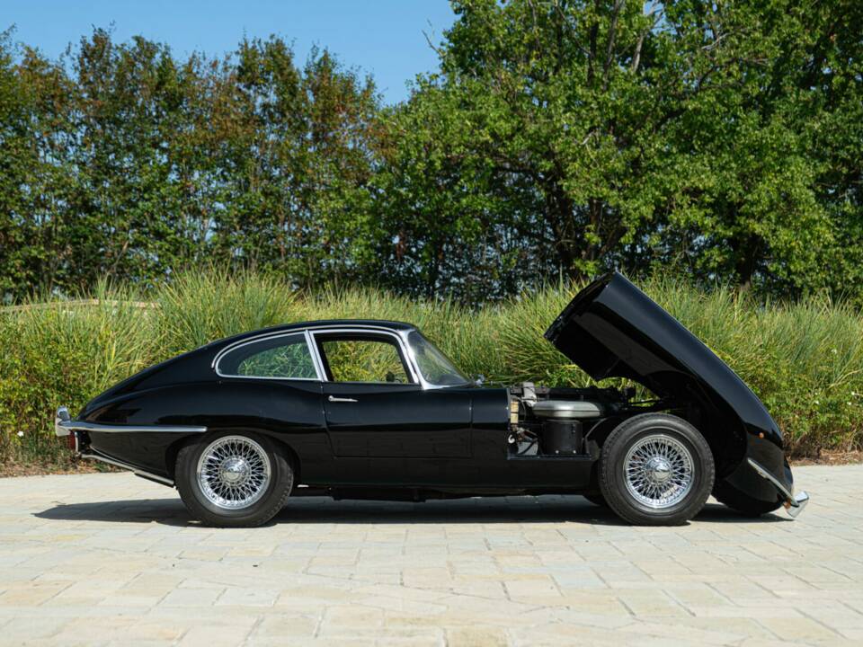 Image 7/50 de Jaguar E-Type (1968)