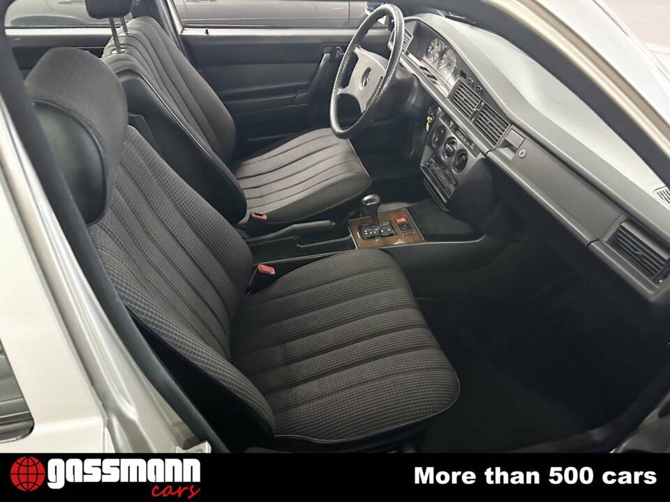 Image 10/15 of Mercedes-Benz 190 E (1985)