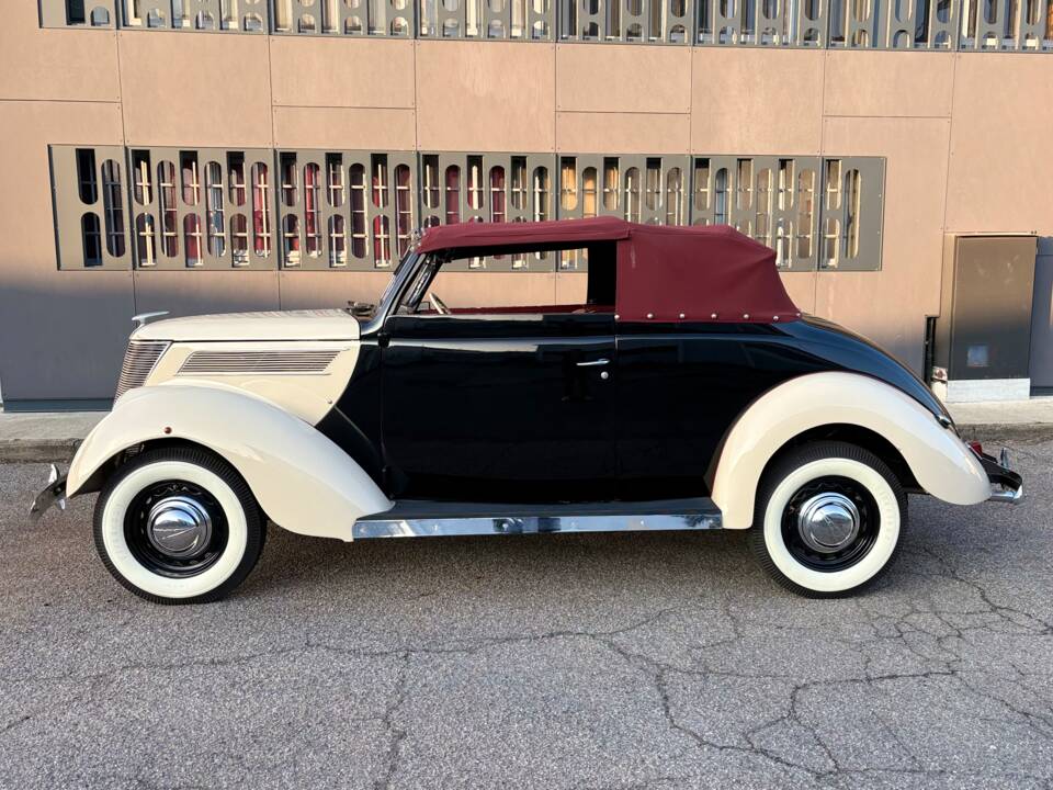 Image 3/26 de Ford V8 Deluxe Club Cabriolet (1937)