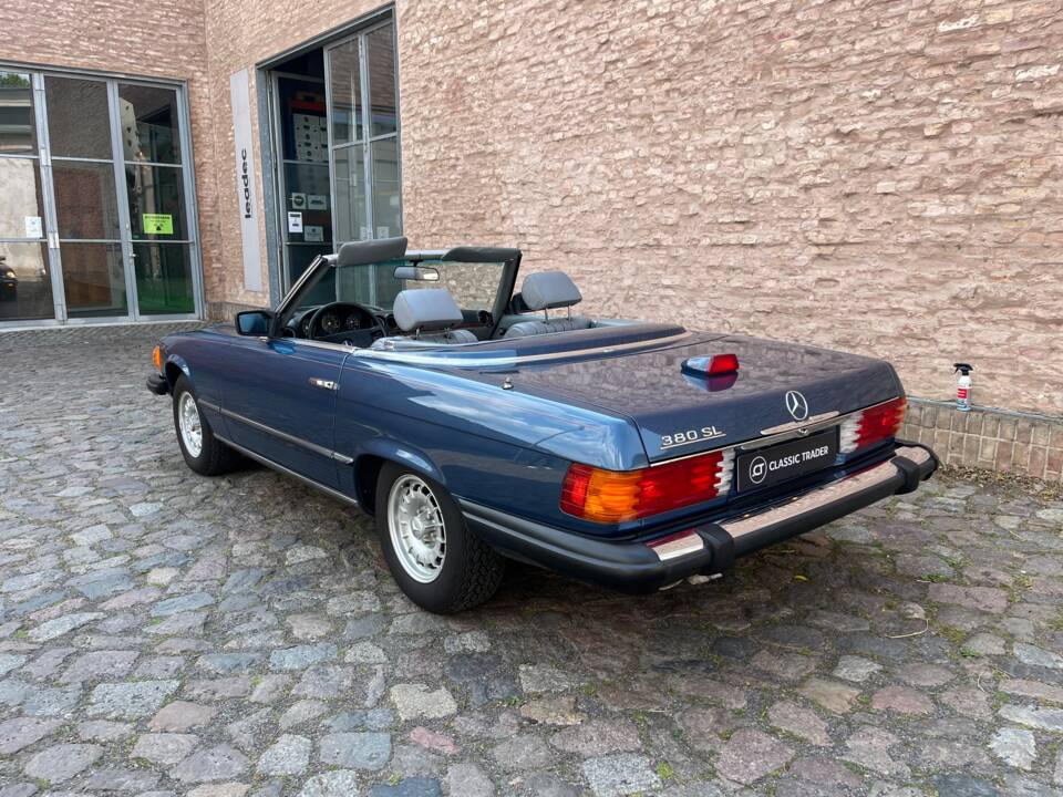 Afbeelding 112/146 van Mercedes-Benz 380 SL (1982)