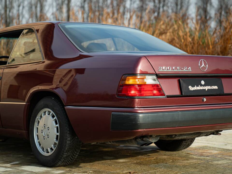 Immagine 12/50 di Mercedes-Benz 300 CE-24 (1991)