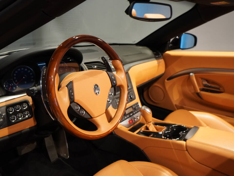 Image 8/26 of Maserati GranCabrio 4.7 (2010)