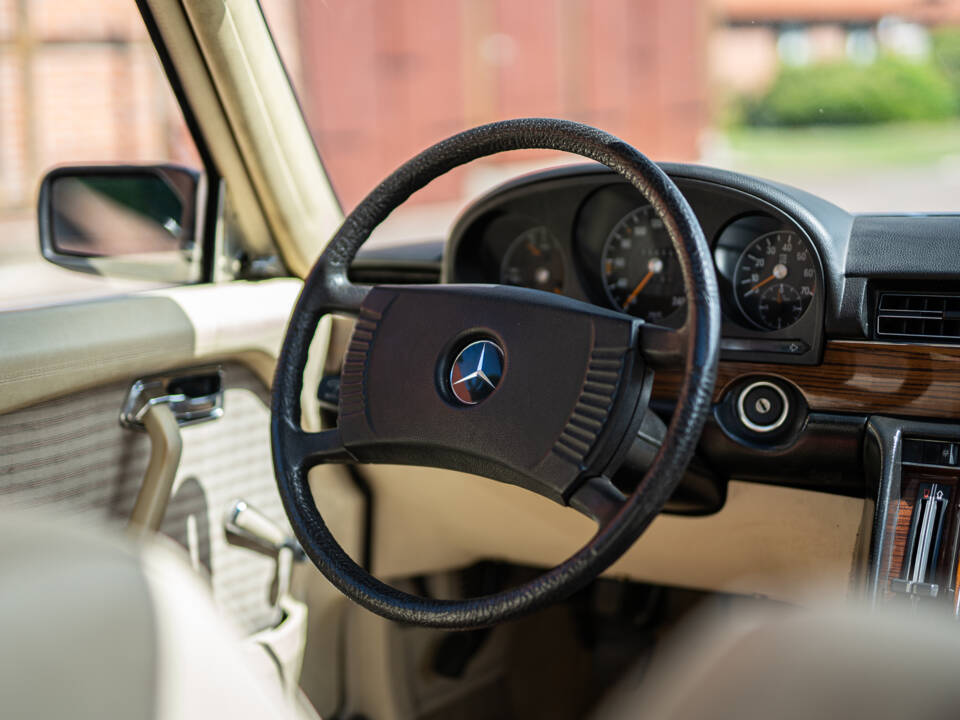 Image 27/40 of Mercedes-Benz 350 SE (1975)