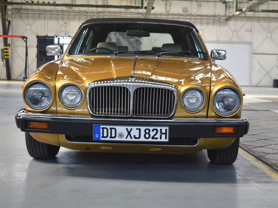 Image 2/47 of Daimler Sovereign 4.2 (1982)