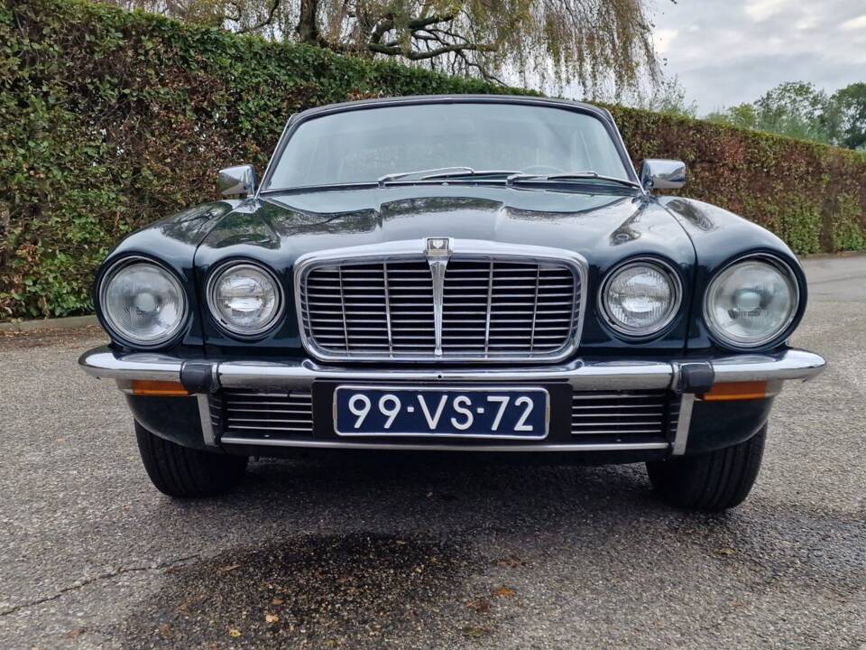 Image 6/30 of Jaguar XJ 6 C 4.2 (1976)