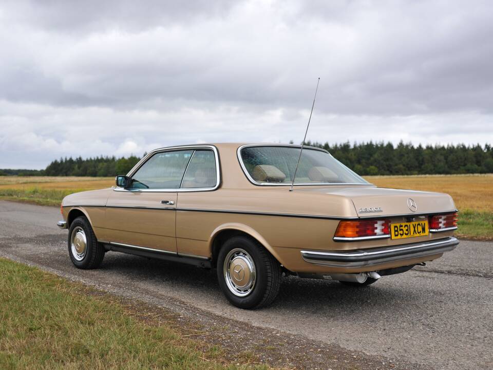 Image 3/33 of Mercedes-Benz 230 CE (1985)