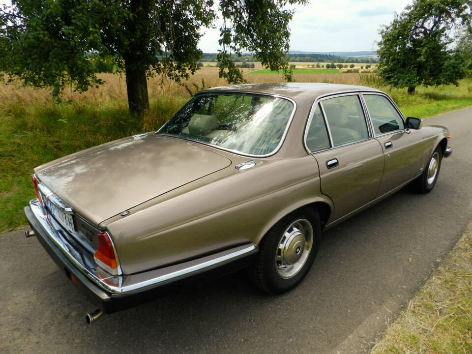 Image 6/13 of Jaguar XJ 6 4.2 (1985)