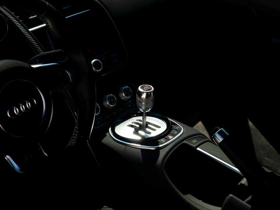 Image 2/36 of Audi R8 V10 (2013)