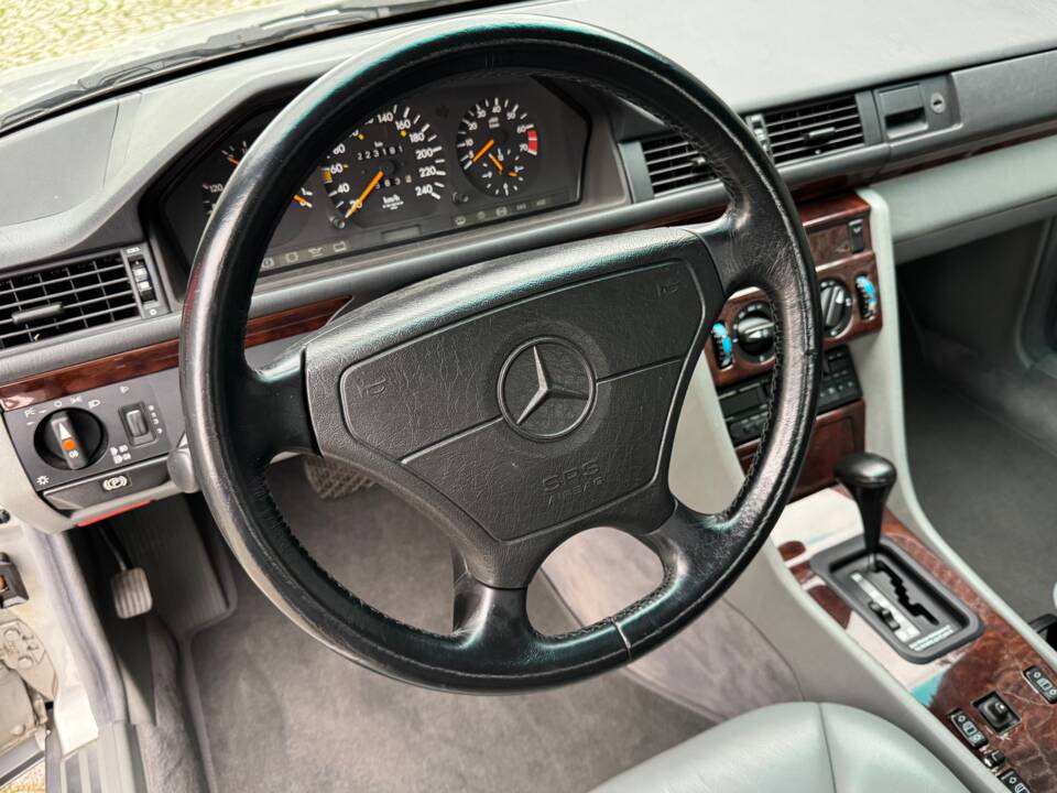 Imagen 46/100 de Mercedes-Benz 300 CE (1992)
