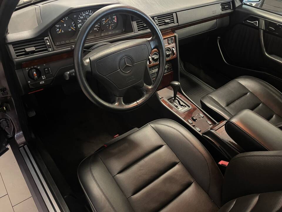 Image 14/19 de Mercedes-Benz 500 E (1992)
