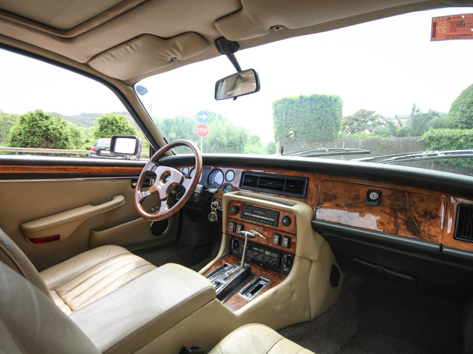 Image 24/44 of Jaguar XJ 12 (1990)