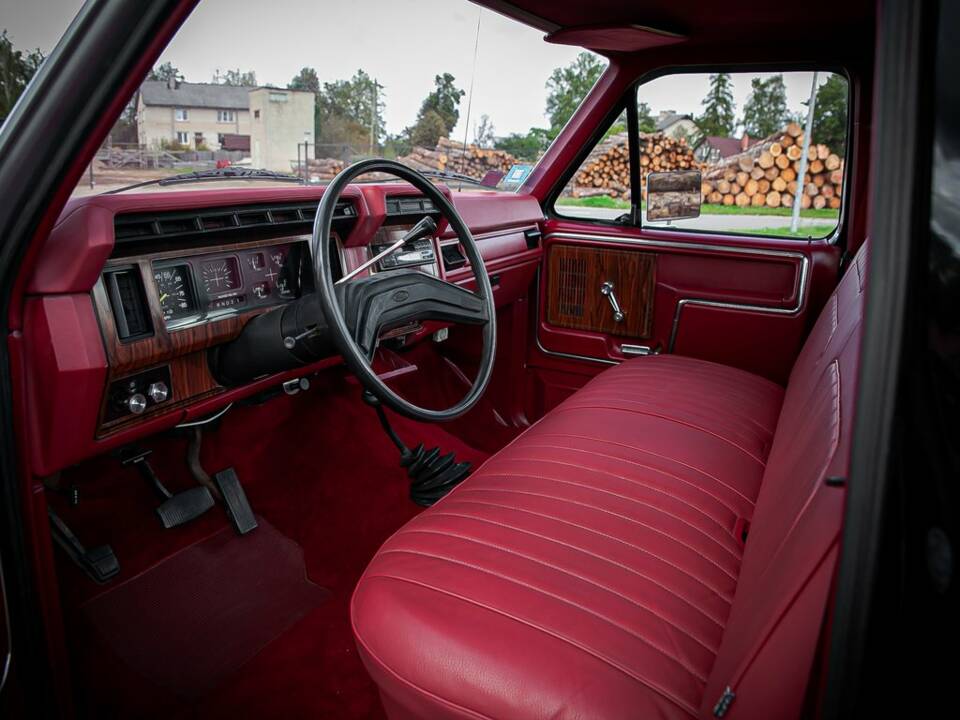 Image 2/8 of Ford F-250 (1983)
