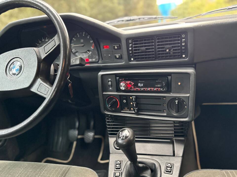 Bild 28/47 von BMW 528i (1986)