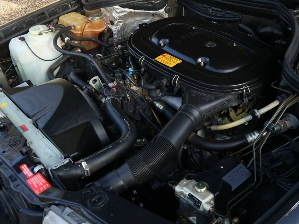 Image 9/50 of Mercedes-Benz 200 E (1992)