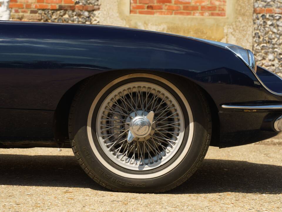 Image 18/35 de Jaguar E-Type (1968)