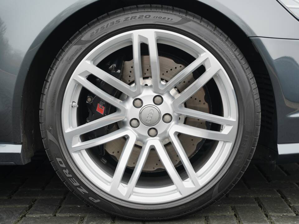 Immagine 43/50 di Audi RS6 Avant (2015)