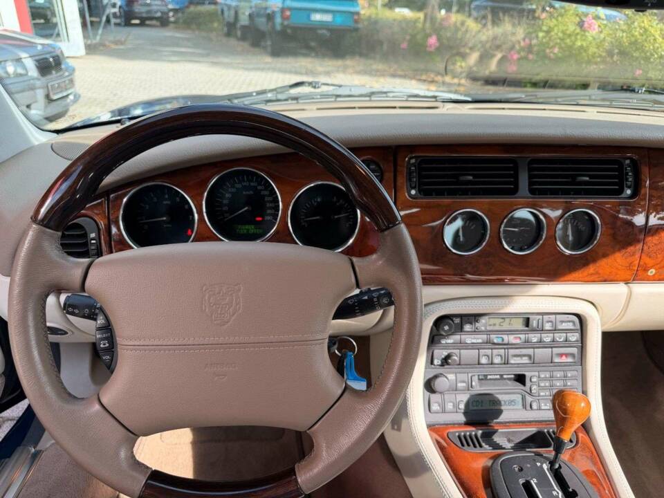Image 13/35 of Jaguar XK8 4.0 (2002)