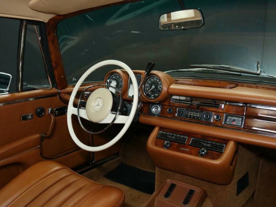 Image 19/30 of Mercedes-Benz 280 SE 3,5 (1970)
