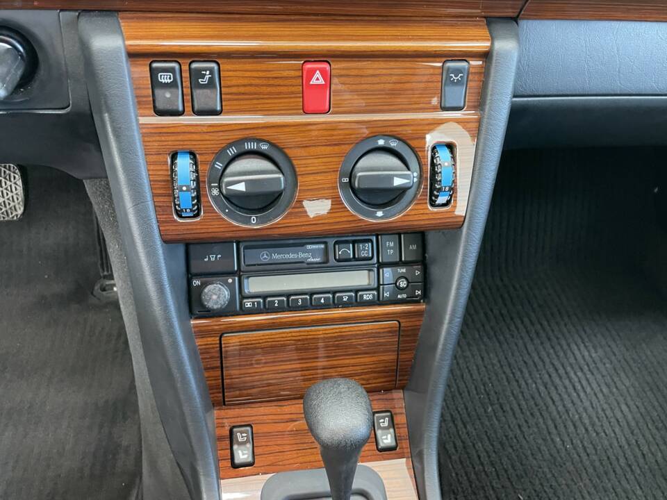 Immagine 10/32 di Mercedes-Benz E 200 (1994)