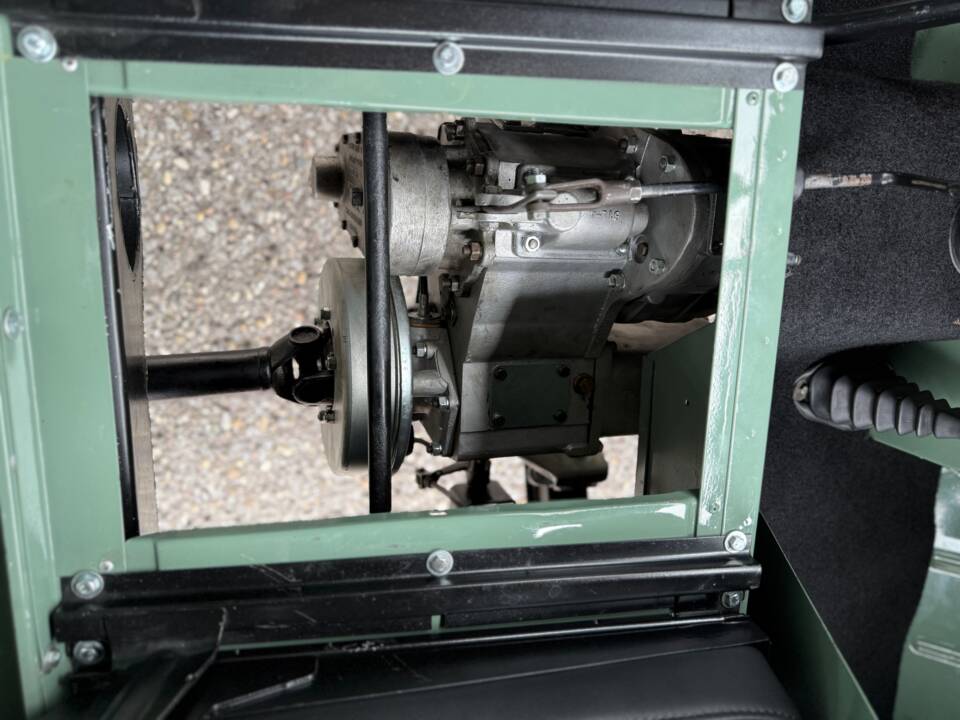 Image 18/20 of Land Rover 88 (1977)