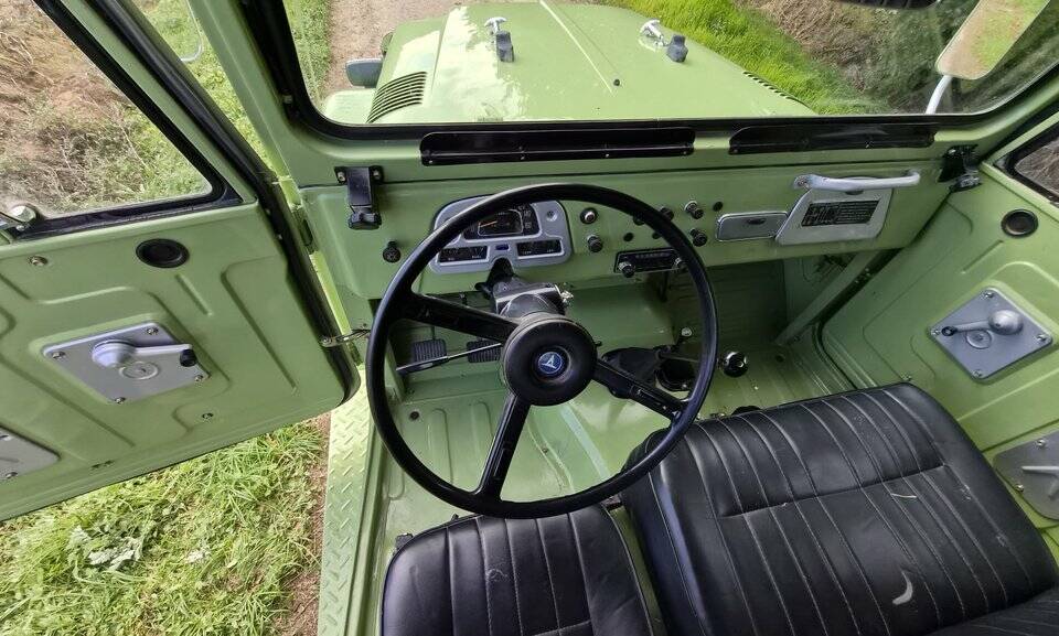 Image 2/5 of Toyota Land Cruiser FJ 40 (1975)